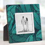 Plaque Photo Créez votre propre carte photo sans cadre<br><div class="desc">Fabriqué à l'aspect dimensionnel, un motif plante turquoise en feuille tropicale crée un cadre magnifique pour votre photo préférée sur cette plaque de table avec un chevalet intégré. L'image est placée directement sur le panneau du carton dur pour une image incroyablement nette avec une surface nettoyée facile à essuyer. Idéal...</div>