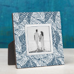 Plaque Photo Créez votre propre photo encadrée personnalisée<br><div class="desc">Fabriqué pour être dimensionnel, un motif plante en feuilles tropicales bleu et blanc en acier crée un cadre magnifique pour votre photo préférée sur cette plaque de table avec un chevalet intégré. L'image est placée directement sur le panneau du carton dur pour une image incroyablement nette avec une surface nettoyée...</div>