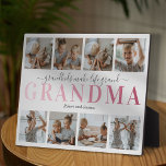 Plaque photo de famille Grandma Grandkids<br><div class="desc">Cette fête des mères, revenons l'amour que GRANDMA nous a donné. Notre plaque personnalisée, avec un doux collage photo de 8 de ses charmants petits-enfants et le coeur qui fond en disant "petits-enfants font grandir la vie", est la façon parfaite de lui faire sentir spécial. Chaque plaque est unique, personnalisée...</div>