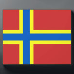 Plaque Photo Drapeau Orkney<br><div class="desc">Drapeau communautaire d'Orkney Le drapeau d'Orkney a un arrière - plan rouge avec une croix nordique bleue et jaune. Il a été adopté en 2007. Vous pouvez personnaliser davantage la conception si vous le souhaitez, par exemple en ajoutant votre nom ou un autre texte, ou en ajustant l'image - il...</div>