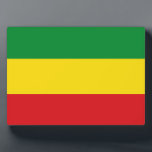 Plaque Photo Drapeau rastafarien Rasta Ethiopie<br><div class="desc">Les couleurs rouge, vert et jaune représentent le drapeau du Rastafarianisme, mais c'est aussi un drapeau de l'Ethiopie. Voici un cadeau Rasta de haute qualité et un grand design pour tous les rastafariens. Visitez notre magasin pour trouver plus de cadeaux Rasta cool et d'autres idées cadeaux de drapeaux du monde....</div>