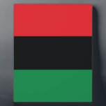 Plaque Photo Drapeau rouge, noir et vert<br><div class="desc">Les 3 couleurs panafricaines sur le drapeau représentent : le rouge : le sang qui unit tous les peuples d'ascendance africaine noire, et versé pour la libération ; le NOIR : les noirs dont l'existence en tant que nation, bien qu'elle ne soit pas un État-nation, est affirmée par l'existence du...</div>