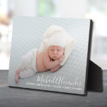 Plaque Photo Elegance moderne bébé garçon photo Faire-part de n<br><div class="desc">La plaque élégamment sucrée présente votre photo préférée de nouveau-né en plein saignement,  le nom de votre bébé et les statistiques de naissance en lettres chic blanches. **Le service de design en direct peut vous aider à organiser votre design si nécessaire. CORRESPONDRE des articles dans notre magasin.</div>