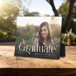 Plaque Photo Élégant Script Graduate Photo Keepsaké Graduation<br><div class="desc">Ce design de haute qualité est facile à customiser pour être le vôtre ! Plaque de saké photo personnalisée pour les diplômés,  avec leur année de classe,  nom,  et lycée ou collège. Fait un merveilleux cadeau pour les parents adultes ou les parents proches. Fêtons le diplômé !</div>