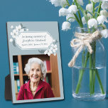 Plaque Photo En Mémoire d'amour Beau service commémoratif Photo<br><div class="desc">Des fleurs blanches délicates ornent cette simple plaque photographique de service commémoratif gris-bleu. En mémoire d'amour de votre nom personnel aimé et des dates entre les magnifiques fleurs de cerisiers fleuris. Ce joli panneau commémoratif à l'ancienne présente une photo complète de votre parent. Parfait pour un service funéraire ou une...</div>
