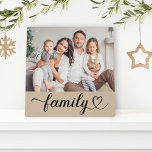 Plaque Photo Family Love Script Custom Grey Beige Photo<br><div class="desc">Décor maison sur table personnalisée avec une photo de famille préférée avec un design minimaliste de la typographie blanche "famille" qui comprend élégamment fleurir et détails de coeur. A noter, l'arrière - plan de couleur beige gris neutre et le texte blanc peuvent être customisés. Une idée cadeau unique pour vos...</div>