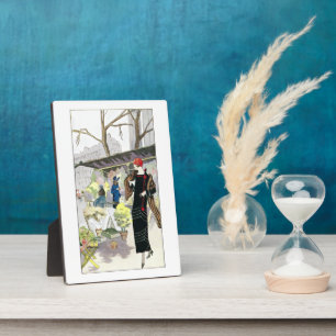 Plaque Photo Femme vêtue d'une robe d'affaires en velours noir 