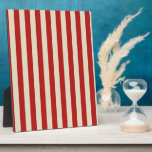 Plaque Photo Festif Retro Vintage PopCorn raypes<br><div class="desc">Un décor festif de style rétro à rayures rouges et beiges de pop-corn, horizontalement ou verticalement, est un style graphique classique moderne qui fait toujours un grand cadeau personnalisé pour vous-même ou pour quelqu'un de spécial sur votre liste, ils sont sûrs de faire une impression dans toutes les occasions de...</div>