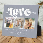 Plaque Photo Fête des mères Nous t'aimons Maman Famille Photo C<br><div class="desc">Nous vous aimons ! Pour la meilleure maman ou grand-mère Jamais dans votre vie,  un collage photo moderne et branché de la famille Instagram jetez un oreiller avec typographie script moderne et votre nom personnel et message sur bleu poussiéreux.</div>