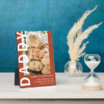 Plaque Photo Fête des pères photo et devis DADDY moderne<br><div class="desc">Plaque de conservation de photos et de citations DADDY moderne - Design dispose d'un arrière - plan orange brûlé qui peut être changé en n'importe quelle couleur, une photo de portrait, le texte 'DADDY' en caractères blancs gras et un modèle élégant que vous pouvez personnaliser avec une citation douce et...</div>