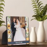 Plaque Photo Frappe de marguerite jaune Photo Noms Customisés N<br><div class="desc">Fun Modern Daisy Easel Photo Message Plaque- une oeuvre d'art colorée et élégante parfaite pour les couples. Ces plaques de chevalet photo personnalisées amusantes font de grands cadeaux pour la famille, les amis, les collègues, les enseignants, etc... Le cadeau parfait pour votre Saint Valentin. Des plaques plus modernes, florales et...</div>