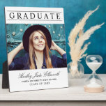 Plaque Photo Garde élégante de photo blanche de diplômé<br><div class="desc">Une plaque de fin d'études raffinée blanche comportant Diplômé en caractères serif espacés sophistiqués au-dessus d'un portrait de finissant, avec le nom du diplômé en écriture cursive et le nom de l'école et l'année de promotion en dessous. Le fond blanc épuré crée un look intemporel et élégant. Personnalisez avec une...</div>