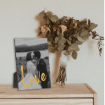Plaque Photo Golden LOVE Script Easel Personnaliser la photo<br><div class="desc">Cette charmante table en or moderne LOVE Script EAsel Personnaliser la plaque photo a un chevalet intégré pour l'affichage sans cadre de votre photo préférée. Comprend le mot LOVE dans un magnifique script or. Créez un souvenir précieux de votre photo préférée ou offrez-le en cadeau.</div>