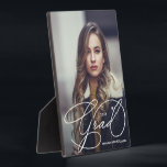 Plaque Photo Grad Script moderne - Diplôme photo<br><div class="desc">Votre photo,  nom,  année de graduation et le mot Grad en lettres blanches chic,  cette plaque photo a un chevalet intégré sur le dos. Un beau souvenir pour votre grand,  parents,  grands-parents. CORRESPONDANCE d'objets dans notre collection.</div>