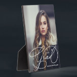Plaque Photo Grad Script moderne - Diplôme photo<br><div class="desc">Votre photo,  nom,  année de graduation et le mot Grad en lettres blanches chic,  cette plaque photo a un chevalet intégré sur le dos. Un beau souvenir pour votre grand,  parents,  grands-parents. CORRESPONDANCE d'objets dans notre collection.</div>