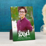 Plaque Photo Graduation verte Photo Audacieuse Typographie Mini<br><div class="desc">Soyez fier, réjouissez-vous et présentez cette étape importante de votre grade favori. Créez cette plaque de dos simple, moderne et minimaliste personnalisée pour un souvenir que vous apprécierez toujours. Téméraire, graphique, typographie blanche, icône de casquette gris blanc et dégradé vert superposent la photo de votre choix. Personnalisez le texte personnalisé...</div>