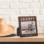 Plaque Photo Grampy Grandpa personnalisé rustique<br><div class="desc">La plaque de grand-père personnalisée pour la Fête des pères, les anniversaires ou la fête des grands-parents présente une photo préférée de son petit-enfant ou de ses petits-enfants avec "Grampy" ci-dessus en lettres rustiques. Personnalisez avec l'année où il est devenu grand-père en-dessous, ou ajoutez un message ou un nom personnalisé....</div>