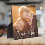 Plaque Photo Grandchildren Modern Script Custom Photo Cadeau<br><div class="desc">GRANDCHILDREN : Un cadeau photo personnalisé pour grands-parents,  Saint-Valentin,  Fête des Mères ou Fêtes : Cette plaque photo moderne est facile à customiser avec votre photo préférée dans le cadre minimaliste pointillé. Le texte ci-dessous peut être personnalisé pour lire les noms des enfants.</div>