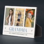Plaque Photo GRANDMA Petits-enfants NOMS 3 Photo bleu clair<br><div class="desc">Créez le doux souvenir parfait pour grand-mère ou pour Noël ou pour la fête des mères avec ce design extraordinaire en utilisant TROIS (3) de vos photos préférées et GRANDMA apparaît le long du fond en bleu clair délicat Lettrage avec petits coeurs gris. Idée cadeau parfaite pour annoncer la grossesse...</div>