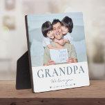 Plaque Photo Grandpa Fête des pères moderne texte personnalisé<br><div class="desc">Un cadeau moderne et personnalisé pour la Fête des pères avec votre photo préférée de grand-père et enfants - votre message personnalisé en script ci-dessous ainsi que vos noms. Montre-lui combien il est aimé !</div>