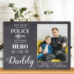 Plaque Photo Hero Daddy Fête des pères Photo Officier de police<br><div class="desc">"Certains vous appellent un policier, d'autres peuvent vous appeler un héros, mais je vous appelle papa." ! Surprenez votre policier et papa préféré avec cette carte cadeau de fête des pères de papa de police personnalisée super doux cette fête des pères. Personnalisez avec votre photo, message et nom préférés. Cette...</div>