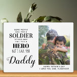 Plaque Photo Héros du soldat militaire papa Fête des pères de l<br><div class="desc">"Certains vous appellent un soldat, d'autres peuvent vous appeler un héros, mais je vous appelle papa." ! Surprenez votre soldat et père favori avec cette plaque photo de papa de l'armée super-personnalisée cette fête des pères. Personnalisez avec votre photo, message et nom favoris. Ce cadeau de fête des pères militaire...</div>