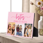 Plaque Photo Hot Rose Besties Amis 3 Photo Collage Keepsaké<br><div class="desc">Célébrez votre amitié avec Hot Pink Besties Friends 3 Photo Collage Keepsaké Plaque. Cette plaque vibrante et personnalisée présente un design rose chaud élégant et présente un collage joliment arrangé de trois photos chères. Conçu à partir de matériaux de qualité, il est parfait pour l'affichage sur un bureau, une étagère...</div>