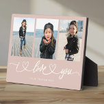 Plaque Photo I Love You Modern Heart Script Photo Collage<br><div class="desc">Je T'Aime ! Grand cadeau photo personnalisé pour grands-parents, Saint-Valentin, Mère ou Fête des pères, ou les Fêtes : Cette plaque photo moderne est facile à customiser avec vos 3 photos préférées. Le texte ci-dessous peut être personnalisé pour lire le nom de l'enfant ou des membres de la famille ainsi...</div>