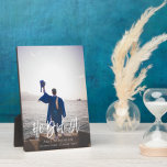 Plaque Photo Il L'A Fait Moderne Script Graduation Photo<br><div class="desc">Il L'A Fait Script Moderne Guy Graduation Plaque Photo. Félicitations à la GRAD ! Félicitations pour leur succès bien mérité et célébrez-les avec cette magnifique plaque de plateau avec chevalet stand. Tous les textes sont pré-arrangés pour que vous personnalisiez facilement et rapidement avec vos propres détails.</div>