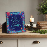 Plaque Photo Inspirationnel Le meilleur est encore à venir Flor<br><div class="desc">Inspirational Easel Plaque - joli, fantaisie, et élégant, avec un arrière - plan bleu orné de fleurs roses, créé pour inspirer et élever. Un joli design floral coloré ajoute quelques touches positives à votre quotidien. Ces plaques amusantes de chevalet font de grands cadeaux inspirants pour la famille, les amis, les...</div>