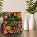 Plaque Photo Joli Inspirationnel Floral Trouver Joie Citation<br><div class="desc">Inspirational Joy in the Journey Easel Plaque - jolie oeuvre d'art, fantaisiste et élégante, avec un arrière - plan foncé orné de fleurs roses et jaunes, créé pour inspirer et élever. Un joli design floral coloré ajoute quelques touches positives à votre quotidien. Ces plaques amusantes de chevalet font de grands...</div>