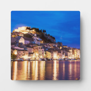 Plaque Photo La ville croate de Sibenik la nuit