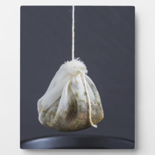 Plaque Photo Le sac de thé est suspendu dans une tasse