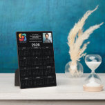 Plaque Photo Logo professionnel personnalisé Black 2026 Calendr<br><div class="desc">Cette plaque en noir et blanc du calendrier des affaires est faite sur mesure avec le nom de votre entreprise professionnelle et les coordonnées de votre bureau. Ce calendrier vertical chic présente votre logo d'un côté du haut et une photo professionnelle personnalisée de l'autre. Élément de marketing contemporain pour une...</div>