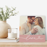 Plaque Photo Love Heart Script personnalisé Muted rose Mariage<br><div class="desc">Décor table de mariage personnalisée avec une photo préférée avec un design minimaliste blanc "Love" typographie superposition qui inclut des détails florissants et de coeur. Notez que l'arrière - plan de couleur rose "rose tan" muet et le texte blanc peuvent être customisés. Une idée cadeau unique pour un couple marié...</div>