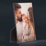 Plaque Photo Love Script Photo de famille personnalisée<br><div class="desc">En utilisant un script magnifique et moderne pour le mot "Amour",  cette photo d'amour familiale peut être facilement personnalisée avec votre photo de famille préférée. Un chevalet de plaque photo élégant à chérir et à afficher,  une option de cadre photo moderne.</div>