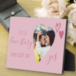 Plaque Photo Love Story Say Yes Pink Proposition Heart Photo<br><div class="desc">Plaque de la Proposition de mariage avec photo en forme de coeur romantique. Il est écrit avec "c'est une histoire d'amour, bébé juste dire oui" dans un script élégant et décoré avec des coeurs d'amour roses. Un accessoire et une conservation parfaits pour votre proposition de mariage et faire-part fiançailles. Le...</div>