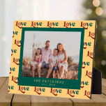 Plaque Photo Love typographie personnalisée photo de famille et<br><div class="desc">Plaque de conservation personnalisée avec photo personnalisée,  nom de famille et année de repos sur un motif coloré de typographie moderne dans une palette de couleurs terreuses tendance.</div>