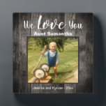 Plaque Photo Love You Tante Desk Photo<br><div class="desc">Plaque de bureau photo en bois rustique amusant. Tout le texte est personnalisable et la photo peut facilement être changée. Nous vous aimons Tante avec le nom de nièce ou neveu option au bas de la plaque. Un cadeau unique pour cette personne spéciale dans votre vie.</div>