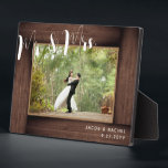 Plaque Photo M. & Mme. Cadre photo de mariage rustique manuscri<br><div class="desc">Cette conception présente un "cadre" en faux bois rustique et un texte en écriture moderne. Cliquez sur le bouton Personnaliser pour plus de flexibilité dans la modification du texte. Des variations de cette conception, différents types de papier, ainsi que des produits coordonnés sont disponibles dans notre boutique, zazzle.com/store/doodlelulu. Contactez-nous si...</div>