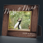 Plaque Photo M. Rustic & Mrs Elegant Script Mariage Photo<br><div class="desc">Ce design est composé d'un "cadre" en bois rustique et d'un texte élégant. Cliquez sur le bouton personnaliser pour plus de flexibilité dans la modification du texte. Des variantes de cette conception, différents types de papier, ainsi que des produits de coordination sont disponibles dans notre boutique, zazzle.com/store/doodlelulu. Contactez-nous si vous...</div>