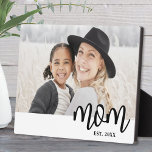 Plaque Photo Maman a établi la photo de cadeau de la fête des m<br><div class="desc">Plaque photo personnalisé pour maman. Célébrez la maternité avec ce design minimaliste qui présente le mot « maman » en minuscules avec une police à empattement pour un look chaleureux et ludique. Une bande blanche longe le bas, où le texte se chevauche entre le blanc et la photo pour un...</div>