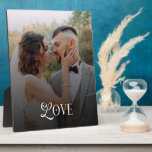 Plaque Photo Mariage Amour Moderne Photo des couples<br><div class="desc">Célébrez votre amour de manière moderne et élégante avec ce panneau personnalisé à l'effigie des mariés avec monogramme et photo - un souvenir personnalisé conçu pour mettre en valeur votre moment le plus précieux. Avec votre photo de couple préférée associée à un monogramme élégant et épuré, ce panneau transforme votre...</div>