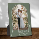 Plaque Photo Mariage Arch Photo Sage Green<br><div class="desc">Un garde spécial vous propose votre photo mariage dans un design élégant en arc avec le texte "Marié" dans le texte chic avec vos noms et date mariage sur un arrière - plan vert sage. Un beau cadeau pour votre famille et un souvenir fabuleux à présenter dans votre propre maison....</div>