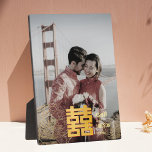 Plaque Photo Mariage chinois Gold Double Happiness Photo<br><div class="desc">Cette charmante table Gold Double Happiness Mariage chinois Personnaliser la plaque photo a un chevalet intégré pour l'affichage sans cadre de votre photo préférée. Comprend le caractère chinois "囍DoubleHappiness" et des textes modifiables. Créez un souvenir précieux de votre photo mariage préférée ou offrez-en un cadeau d'anniversaire mariage.</div>