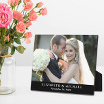 Plaque Photo Mariage élégant photo personnalisée<br><div class="desc">plaque photo noire en souvenir de mariage pour célébrer votre journée spéciale avec votre photo préférée. Personnalisez avec vos noms et date mariage dans une élégante typographie blanche.</div>