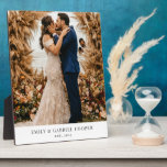 Plaque Photo Mariage photo de couple marié neuf acrylique<br><div class="desc">Une plaque photo mariage moderne avec date et nom. Simple et minimaliste,  le souvenir mariage garde le saké,  avec un arrière - plan boho terreux. Ajoutez votre propre photo créative et arrière - plan.</div>