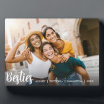 Plaque Photo Meilleur Amis Pour L'Amitié<br><div class="desc">Quelle meilleure façon de commémorer votre lien avec vos meilleurs amis. Cette belle plaque photo personnalisée présente votre photo horizontale ou paysagère préférée avec des "besties" recouvertes de lettres blanches. Personnalisez avec un message spécial ou vos noms. Pour voir des plaques plus simples de meilleurs amis,  visitez www.zazzle.com/dotellabelle</div>
