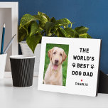 Plaque Photo Meilleur Chien Papa Photo Personnalisée Pet Lover<br><div class="desc">Cette plaque photo personnalisée simple et moderne comprend un espace photo en forme de portrait avec le libellé personnalisé "Le meilleur chien du monde" avec le(s) nom(s) des chiens de chiot dans le style moderne noir avec de mignons empreintes de pattes, accent du coeur rouge et personnalisation du nom du...</div>