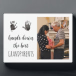 Plaque Photo Meilleur Grand-Parents Photo à la main<br><div class="desc">Un cadeau sucré pour grands-parents ! Cette plaque photographique deviendra une pièce de garde. Ajoutez les empreintes de votre enfant en prenant une photo des empreintes, en enlevant l’arrière - plan à l’aide d’un site comme remove.bg ou canva, et en téléchargeant à l’aide de la fonction de personnalisation sur Zazzle....</div>
